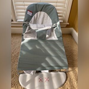 BabyBjörn Bouncer Bliss in Sage Green and Heather Gray